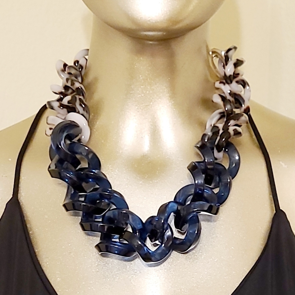 VINTAGE HUGE HENRI BENDEL BLUE LUCITE CHUNKY LINK NECKLACE - Picture 4 of 13